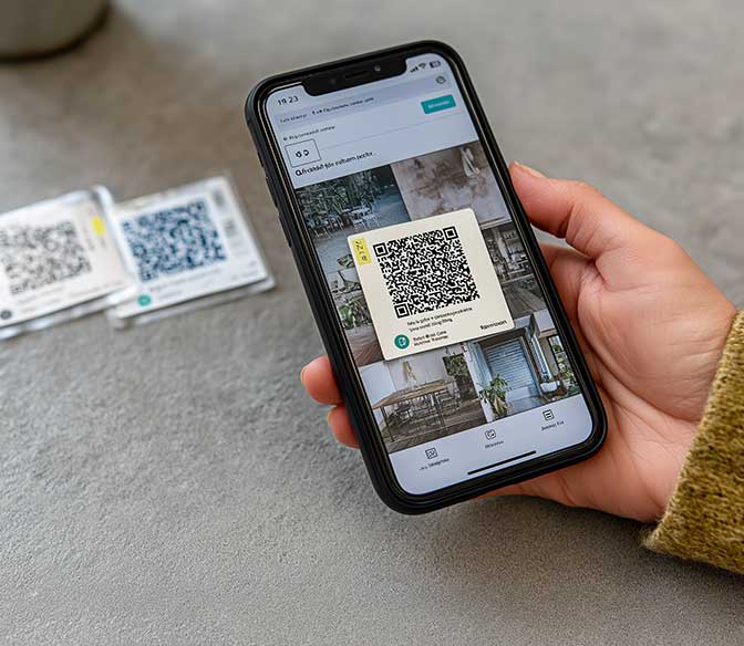 u8843191431 a hand is holding an iphone with the restaurant app 866b019d 1376 45e1 bc93 9ba0a5e0f134